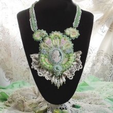 Plastron-Halskette Anisse Haute-Couture, bestickt mit alter Spitze, Harzcabochon Frauenporträt.